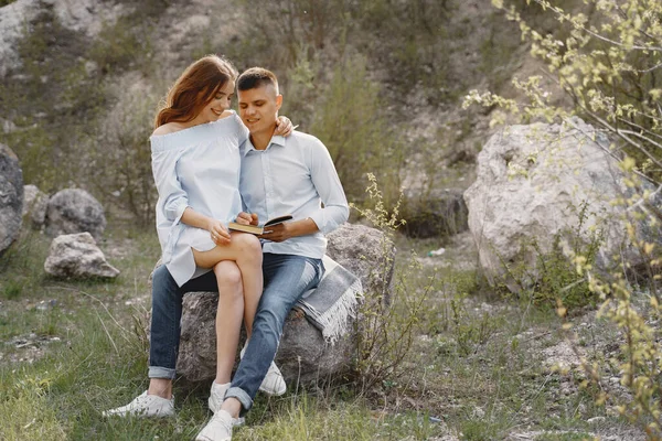 Giovane coppia innamorata nella carriera di pietra — Foto Stock