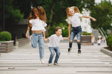 Mutlu çocuklar bir yaz şehrinde birlikte vakit geçirirler.