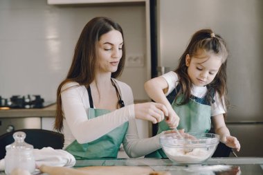 Aile kurabiye için hamur pişirir.