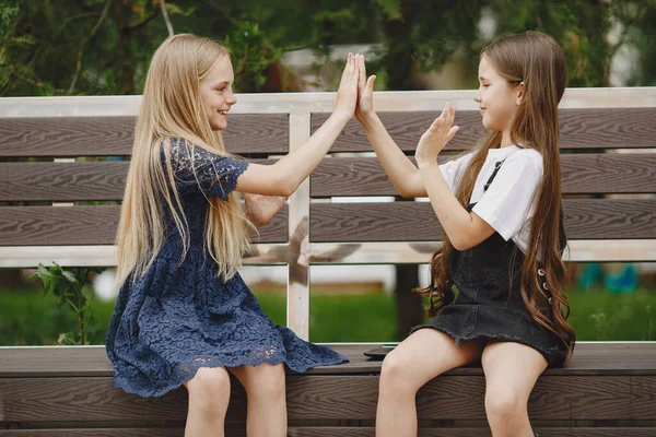 Niños felices sentados juntos cerca y sonriendo — Foto de Stock