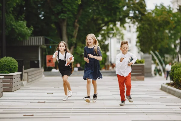 Los niños felices pasan tiempo juntos cerca y sonríen — Foto de Stock