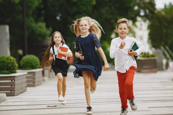 I bambini felici trascorrono del tempo insieme vicino e sorridono — Foto Stock