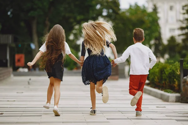 Niños felices pasan tiempo juntos en una ciudad de verano — Foto de Stock