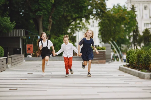 Niños felices pasan tiempo juntos en una ciudad de verano — Foto de Stock