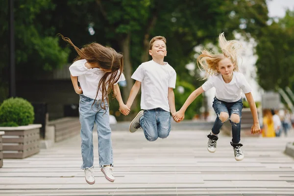 I bambini felici trascorrono del tempo insieme in una città estiva — Foto Stock