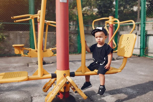 Lindo niño se divierten en un parque infantil — Foto de Stock