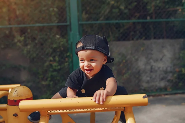 Cute little boy zabawy na placu zabaw — Zdjęcie stockowe