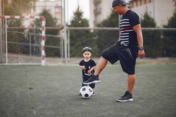 Padre con hijo pequeño jugando al fútbol — Foto de Stock