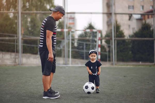 爸爸和小儿子踢足球 — 图库照片
