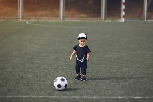 小男孩在运动场上踢足球 — 图库照片