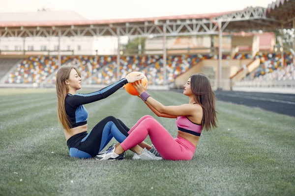 Sport flickor i en enhetlig utbildning på stadion — Stockfoto
