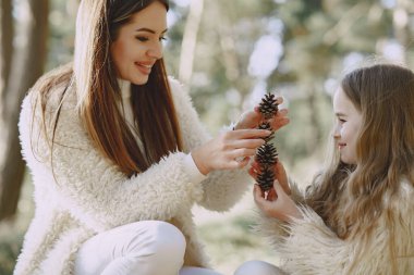 Kızıyla birlikte yaz ormanında zarif bir anne.