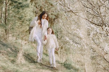 Kızıyla birlikte yaz ormanında zarif bir anne.