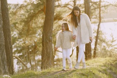 Kızıyla birlikte yaz ormanında zarif bir anne.