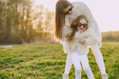 Kızıyla birlikte yaz ormanında zarif bir anne.