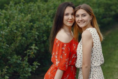 Yaz tarlasında zarif ve şık kızlar.