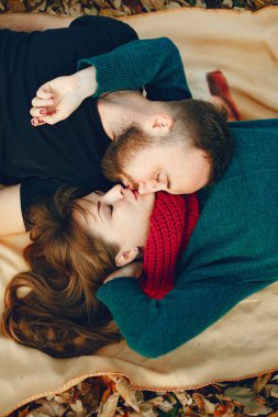 Zarif çift sonbahar parkında vakit geçiriyor.