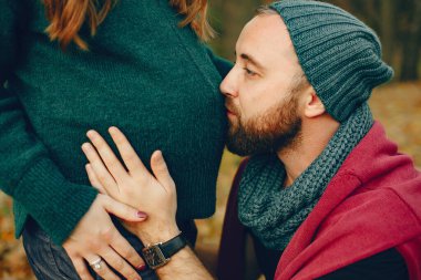 Zarif çift sonbahar parkında vakit geçiriyor.