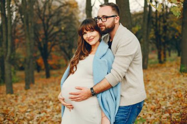 Zarif çift sonbahar parkında vakit geçiriyor.