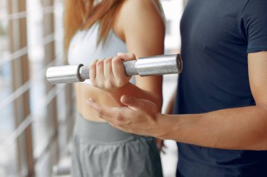 Genç sporcular sabah spor salonunda antrenman yapıyor.