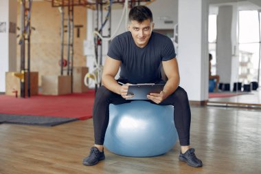 Sporcu adam sabahları spor salonunda vakit geçiriyor.