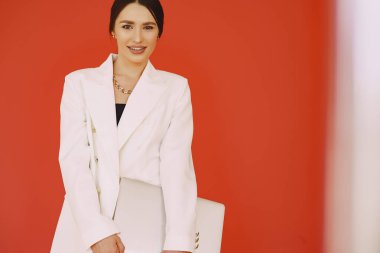 Kırmızı arka planda duran kadın