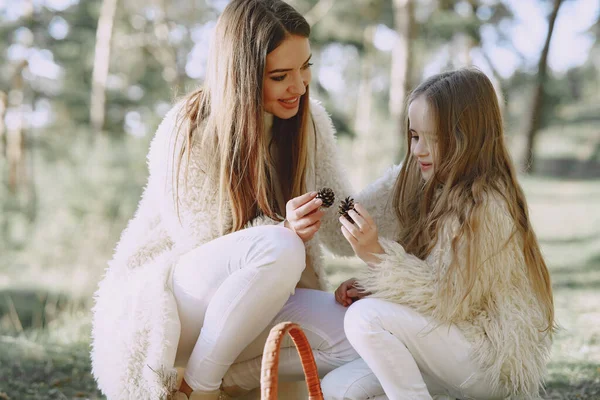 Mãe elegante com filha em uma floresta de verão — Fotografia de Stock