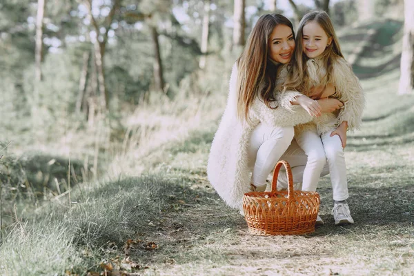 Elegantní matka s dcerou v letním lese — Stock fotografie
