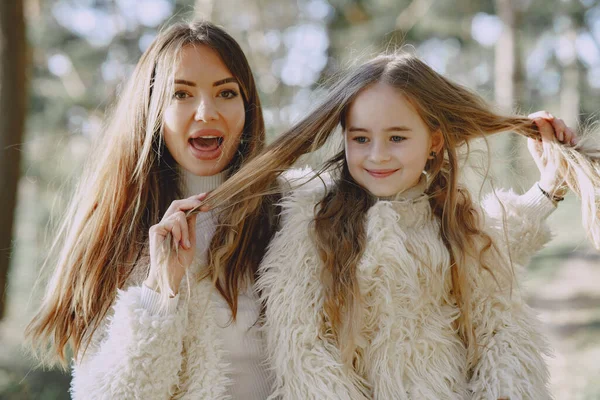 Mãe elegante com filha em uma floresta de verão — Fotografia de Stock