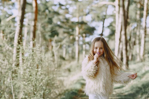 Cute little girl gra w letnim lesie — Zdjęcie stockowe