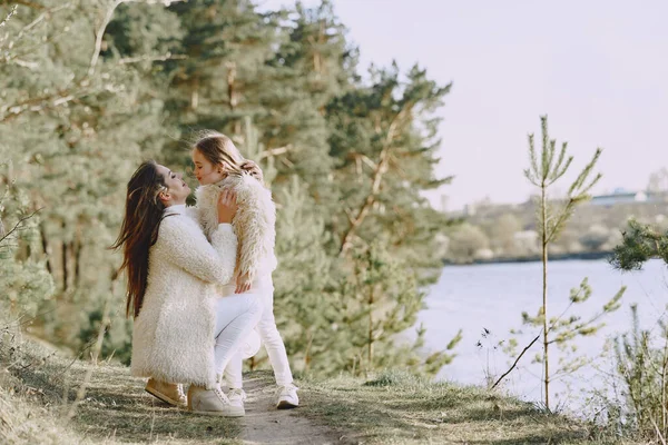 Elegant mamma med dotter i sommarskog — Stockfoto