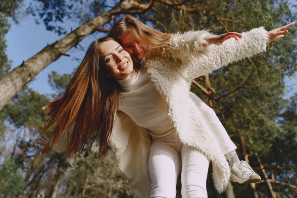 Elegante madre con figlia in una foresta estiva — Foto Stock