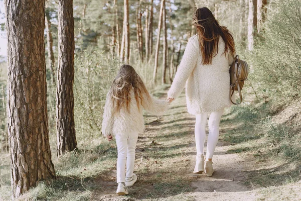Elegante madre con figlia in una foresta estiva — Foto Stock