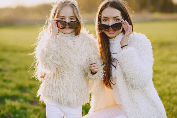 Mãe elegante com filha em uma floresta de verão — Fotografia de Stock