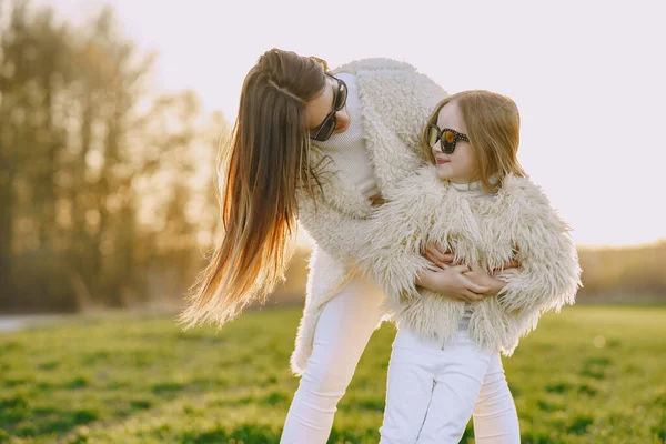 Mãe elegante com filha em uma floresta de verão — Fotografia de Stock