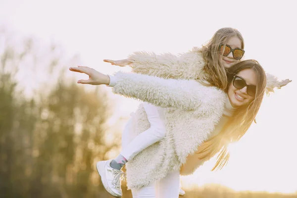 Elegante madre con figlia in una foresta estiva — Foto Stock