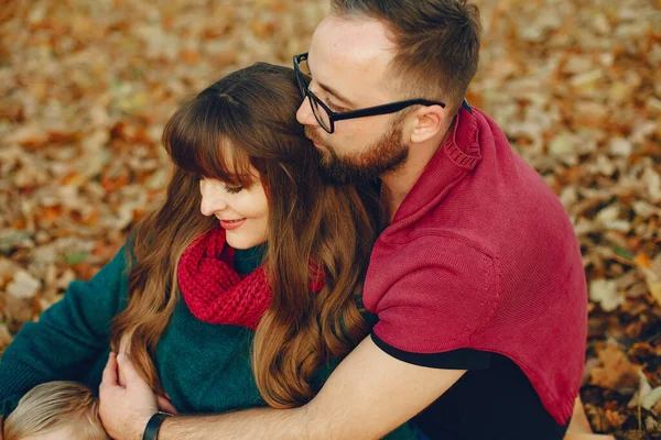 Casal elegante passar o tempo em um parque de outono — Fotografia de Stock