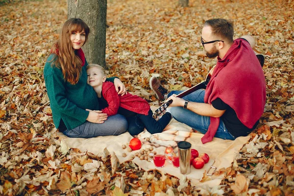 Rodina s malým synem v podzimním parku — Stock fotografie