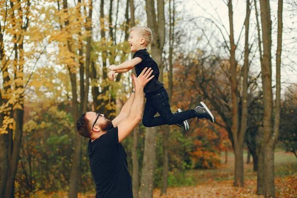 Linda familia jugando en un parque de otoño —  Fotos de Stock