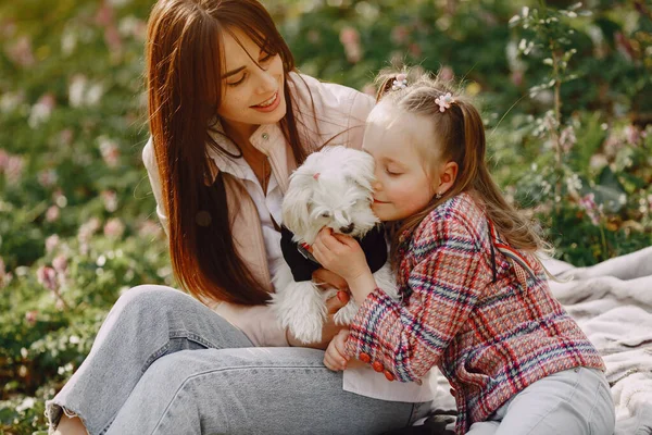 Mère avec fille dans une forêt printanière avec chien — Photo