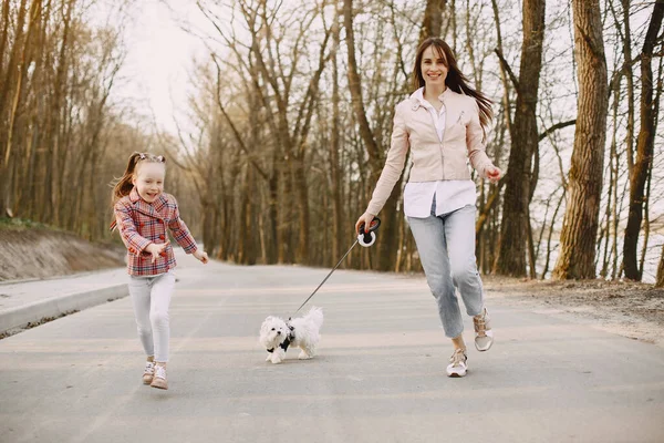 Mutter mit Tochter im Frühlingswald mit Hund — Stockfoto