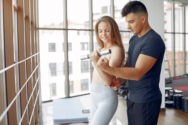 Les jeunes sportifs s'entraînent dans une salle de gym matinale — Photo