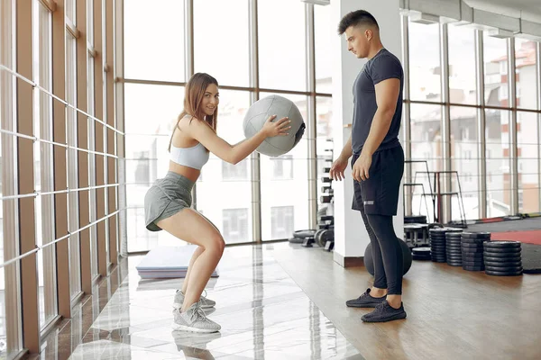 Jonge sporters trainen in een ochtendgymzaal — Stockfoto