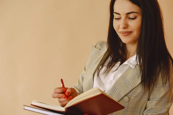 Mujer de pie sobre un fondo marrón — Foto de Stock