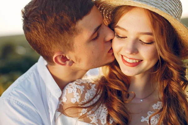 Krásný a stylový pár v poli se slunečnicemi — Stock fotografie