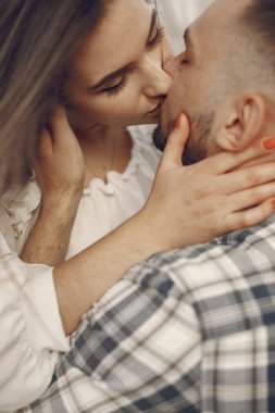 Güzel bir çift yaz parkında vakit geçirir.