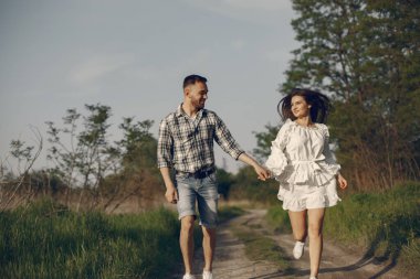 Güzel bir çift yaz parkında vakit geçirir.