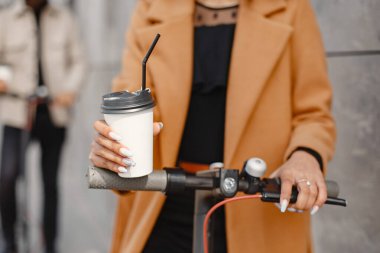 Şehirdeki arka planda mobiletleri olan ırklar arası genç bir çift.