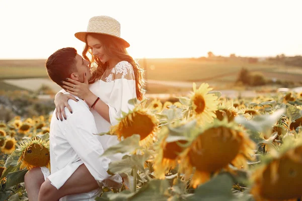 Красива і стильна пара в польовому дроті соняшники — стокове фото