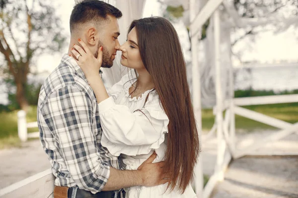 Hermosa pareja pasar tiempo en un parque de verano — Foto de Stock